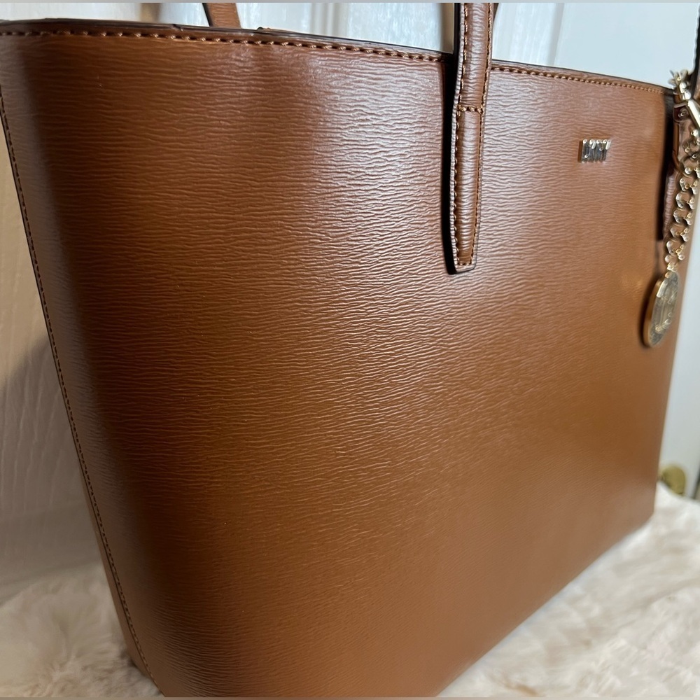 DKNY BRYANT MEDIUM TOTE - Picture 4 of 15